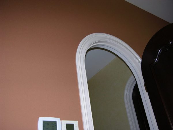 Wall upholstery around an arch door
